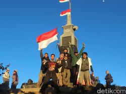 Dear Pendaki, Tak Ada Larangan Kibarkan Bendera di Puncak Lawu, tapi...
