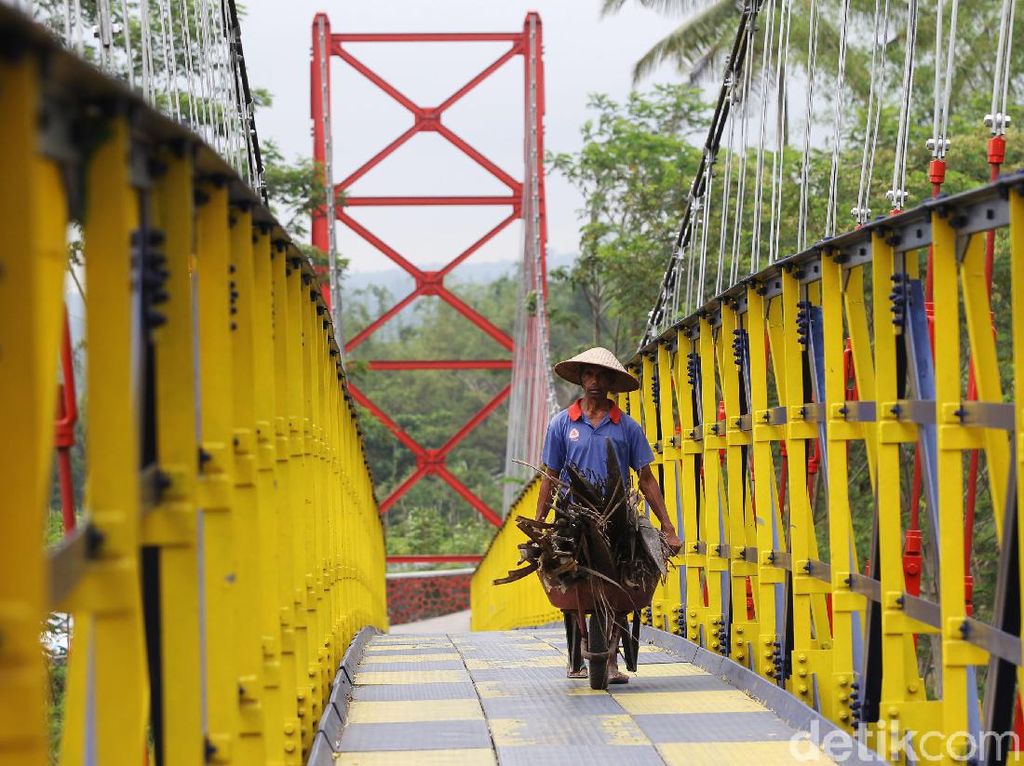 Warna-warni Jembatan Jokowi yang Ngehits di Magelang
