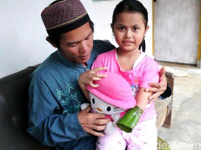 Anak Guru Ngaji di Sukabumi Ini Rela Menabung Demi Tangan Palsu