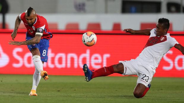 SANTIAGO, CHILE - NOVEMBER 13: Arturo Vidal of Chile shoots to score the first goal of his team during a match between Chile and Peru as part of South American Qualifiers for Qatar 2022 at Estadio Nacional de Chile on November 13, 2020 in Santiago, Chile. (Photo by Ivan Alvarado - Pool/Getty Images)