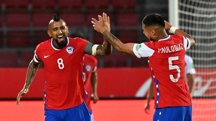 SANTIAGO, CHILE - NOVEMBER 13: Arturo Vidal of Chile celebrates after scoring the first goal of his team with teammate Paulo Díaz during a match between Chile and Peru as part of South American Qualifiers for Qatar 2022 at Estadio Nacional de Chile on November 13, 2020 in Santiago, Chile. (Photo by Martin Bernetti-Pool/Getty Images)