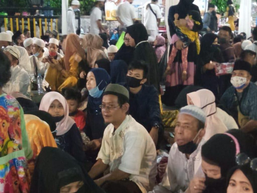 Maulid di Tempat Habib Rizieq: Tanpa Jaga Jarak, Sebagian Tak Bermasker Maulid di Tempat Habib Rizieq: Tanpa Jaga Jarak, Sebagian Tak Bermasker