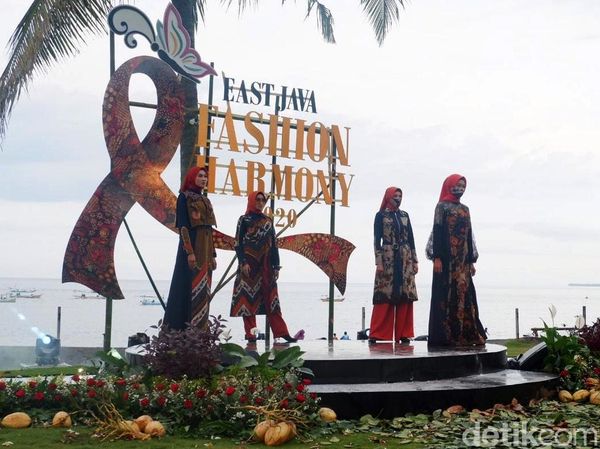 East Java Fashion Harmony Pamerkan Batik dan Keindahan Pantai Solong