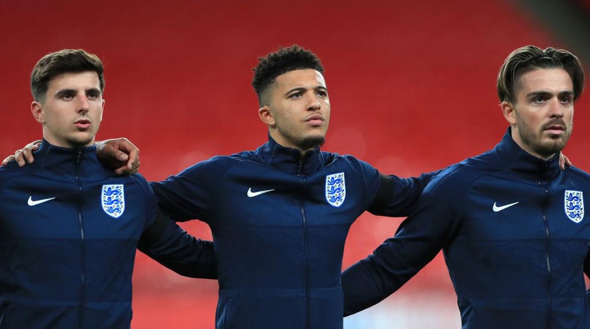 Mount (kiri) dan Grealish (kanan) mengapit Jadon Sancho saat menjadi starter melawan Republik Irlandia. Foto: Getty Images/Pool