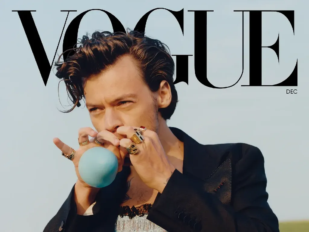Pakai Rok, Harry Styles Pecahkan Rekor di Cover Vogue