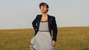 9 Gaya Harry Styles Pakai Baju Wanita yang Bikin Heboh Publik