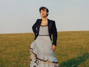 9 Gaya Harry Styles Pakai Baju Wanita yang Bikin Heboh Publik