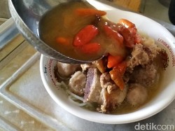 Huahh! Bakso Blendi Iga dengan Paduan Cabai Utuh dari Blitar