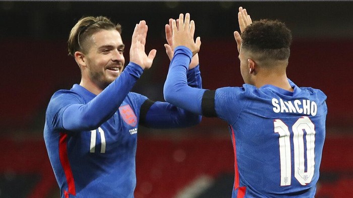 Englands Jadon Sancho, right, celebrates with Jack Grealish after scoring this sides 2nd goal during the international friendly soccer match between England and Ireland at Wembley stadium in London, England, Thursday Nov. 12, 2020. (Nick Potts/Pool via AP)