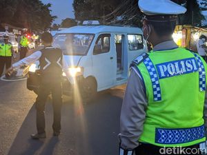 Jalan KS Tubun Ditutup Jelang Pernikahan Putri Habib Rizieq Jalan KS Tubun Ditutup Jelang Pernikahan Putri Habib Rizieq