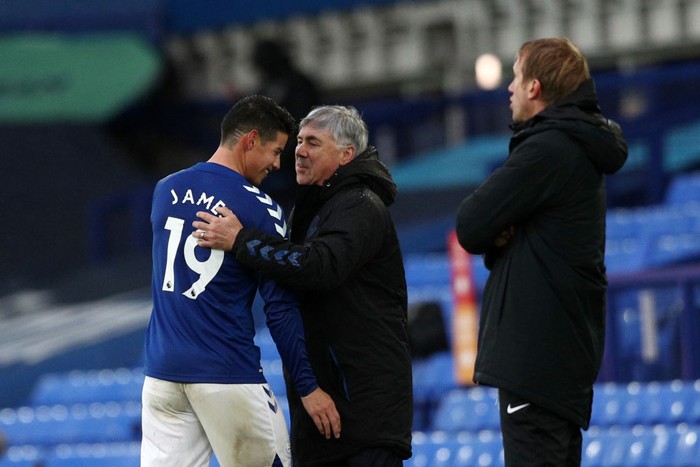 LIVERPOOL, ENGLAND - OCTOBER 03: Carlo Ancelotti, Manager of Everton talks to James Rodriguez of Everton during the Premier League match between Everton and Brighton & Hove Albion at Goodison Park on October 03, 2020 in Liverpool, England. Sporting stadiums around the UK remain under strict restrictions due to the Coronavirus Pandemic as Government social distancing laws prohibit fans inside venues resulting in games being played behind closed doors. (Photo by Jan Kruger/Getty Images)