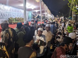 Satgas COVID-19 Bagikan Masker untuk Acara Pernikahan Anak Habib Rizieq