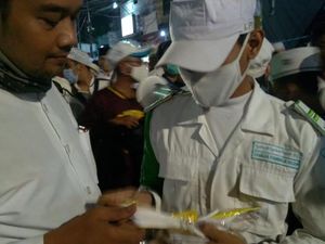FPI Mulai Bagikan Masker bagi Pengunjung Maulid di Petamburan FPI Mulai Bagikan Masker bagi Pengunjung Maulid di Petamburan