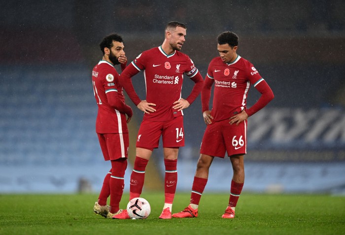 MANCHESTER, ENGLAND - NOVEMBER 08: Liverpool Captain Jordan Henderson talks with teammates Mohamed Salah (L) and Trent Alexander-Arnold during the Premier League match between Manchester City and Liverpool at Etihad Stadium on November 08, 2020 in Manchester, England. Sporting stadiums around the UK remain under strict restrictions due to the Coronavirus Pandemic as Government social distancing laws prohibit fans inside venues resulting in games being played behind closed doors. (Photo by Shaun Botterill/Getty Images)