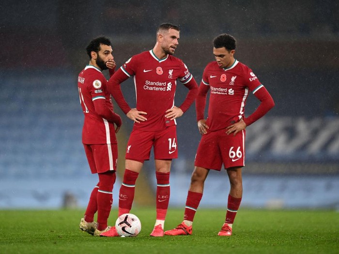 MANCHESTER, ENGLAND - NOVEMBER 08: Liverpool Captain Jordan Henderson talks with teammates Mohamed Salah (L) and Trent Alexander-Arnold during the Premier League match between Manchester City and Liverpool at Etihad Stadium on November 08, 2020 in Manchester, England. Sporting stadiums around the UK remain under strict restrictions due to the Coronavirus Pandemic as Government social distancing laws prohibit fans inside venues resulting in games being played behind closed doors. (Photo by Shaun Botterill/Getty Images)
