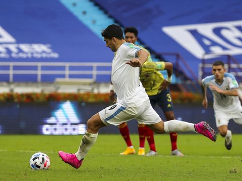 Uruguayan Luis Suárez scores his team's second goal against Colombia from the penalty spot during a qualifying game for the FIFA World Cup Qatar 2022 at the Metropolitano Stadium in Barranquilla, Colombia, on Friday, Nov. 13, 2020 (AP Photo / Fernando Vergara).