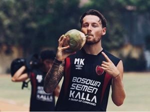 10 Pose Kulineran Marc Klok yang Sudah Resmi Jadi WNI 10 Pose Kulineran Marc Klok yang Sudah Resmi Jadi WNI