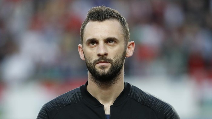 BUDAPEST, HUNGARY - MARCH 24: Marcelo Brozovic of Croatia  listens to the anthem prior to the 2020 UEFA European Championships group E qualifying match between Hungary and Croatia at Groupama Arena on March 24, 2019 in Budapest, Hungary. (Photo by Laszlo Szirtesi/Getty Images)