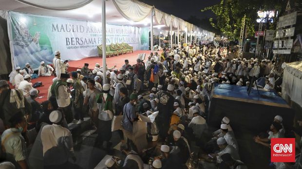 The atmosphere at the FPI headquarters in the Petamburan area, Jakarta, on Saturday, November 14, 2020. Hundreds of people began to arrive to attend the birthday event of Prophet Muhammad SAW, as well as the wedding of Rizieq's daughter. Shihab.  CNN Indonesia / Bisma Septalisma