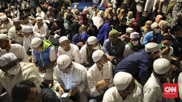 Suasana di Markas FPI di kawasan Petamburan, Jakarta, Sabtu, 14 November 2020. Ratusan otang mulai berdatangan untuk mengikuti acara maulid Nabi Muhammad SAW sekaligus pernikahan puteri Rizieq Shihab. CNN Indonesia/Bisma Septalisma