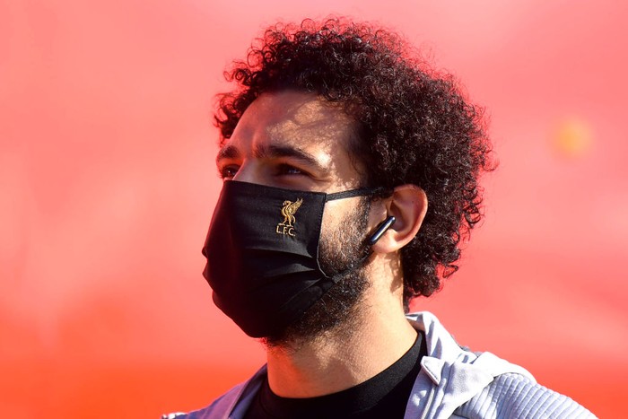 MANCHESTER, ENGLAND - JULY 02: Mohamed Salah of Liverpool arrives at the stadium wearing a Liverpool branded face mask prior to the Premier League match between Manchester City and Liverpool FC at Etihad Stadium on July 02, 2020 in Manchester, England. Football Stadiums around Europe remain empty due to the Coronavirus Pandemic as Government social distancing laws prohibit fans inside venues resulting in all fixtures being played behind closed doors. (Photo by Laurence Griffiths/Getty Images)