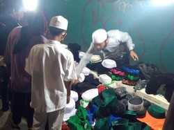 Pedagang Mengais Rezeki di Tengah Keramaian Acara Maulid Nabi di KS Tubun