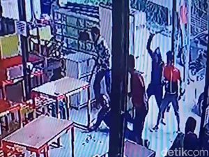 Aksi 5 Pria Brutal Bacok Warga di GBI Bandung Bermotif Dendam Aksi 5 Pria Brutal Bacok Warga di GBI Bandung Bermotif Dendam