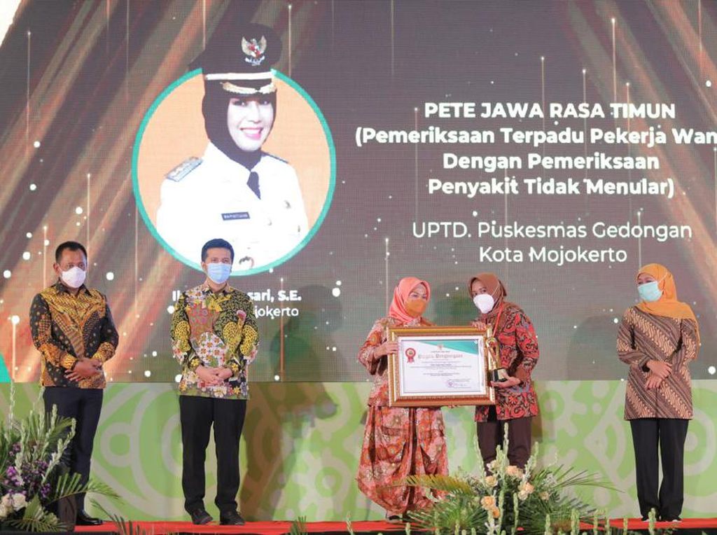 Dalam Sehari, Ning Ita Sabet 2 Penghargaan Bergengsi di Peringatan HKN Dalam Sehari, Ning Ita Sabet 2 Penghargaan Bergengsi di Peringatan HKN