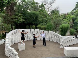 Tari Kontemporer: Definisi, Sejarah, dan Contohnya di Indonesia Tari Kontemporer: Definisi, Sejarah, dan Contohnya di Indonesia