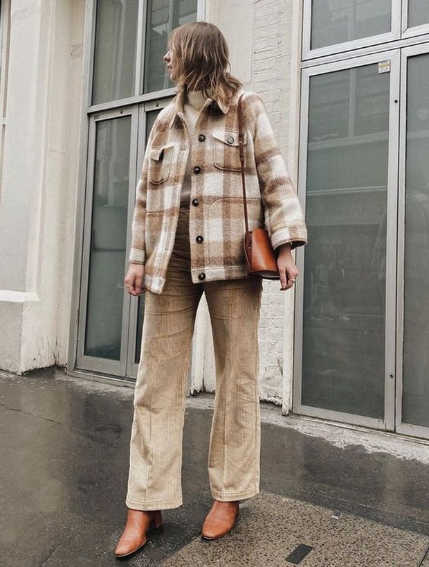 Plaid coat mempunyai daya tarik yaitu motif kotak-kotak.