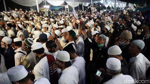 Potret Kerumunan Tanpa Jarak di Acara Maulid-Pernikahan Putri Habib Rizieq