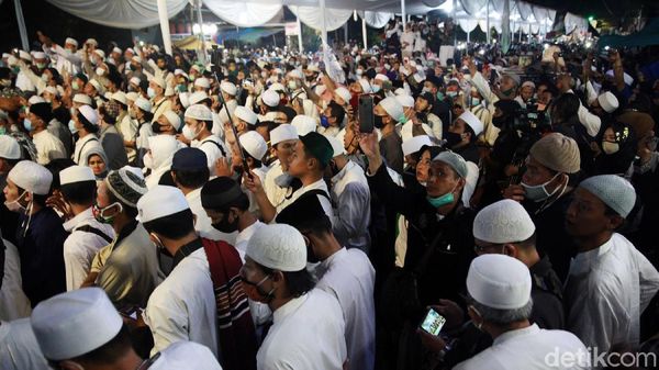 Potret Kerumunan Tanpa Jarak di Acara Maulid-Pernikahan Putri Habib Rizieq
