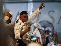 Denda Rp 50 Juta untuk Habib Rizieq dan Kontroversi Bagi-bagi Masker