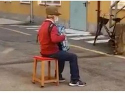 Pria 81 Tahun Hibur Istri yang Terpapar Corona di Balik Jendela RS