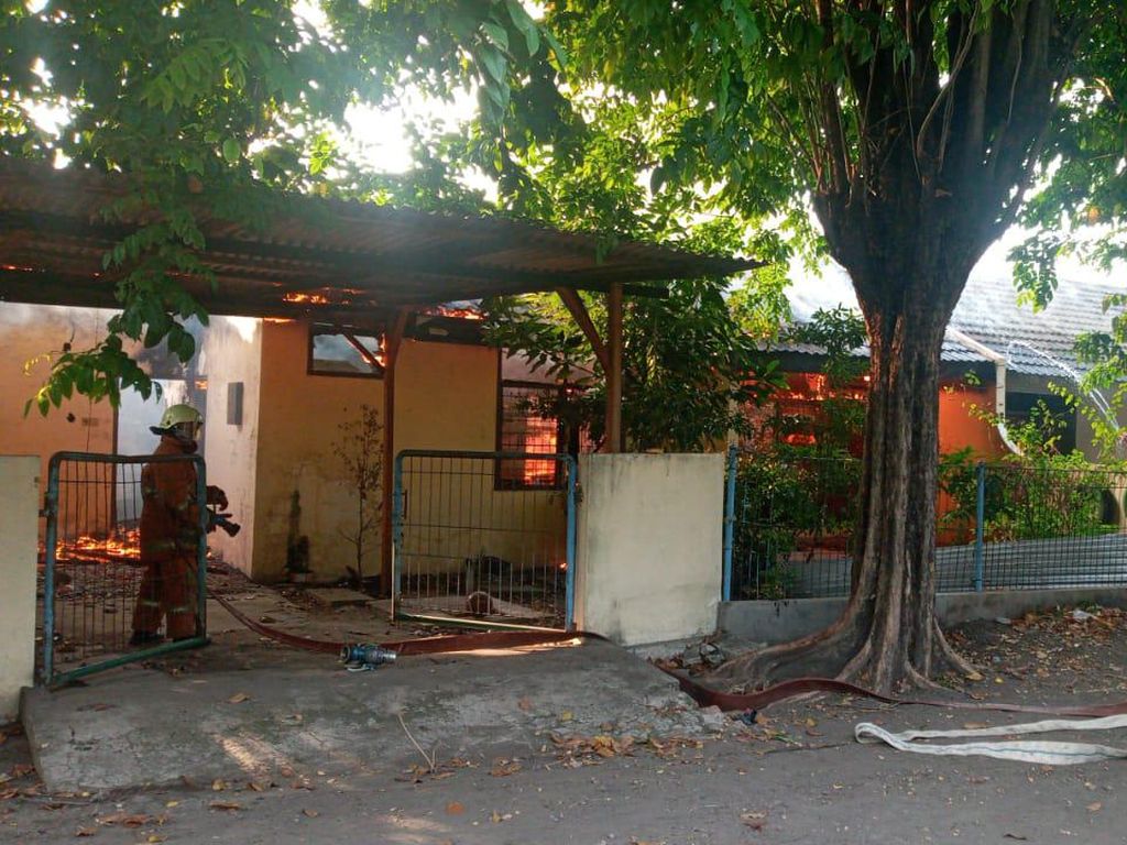 Diduga Korsleting, Rumah Dinas Pegawai Jasa Marga Terbakar Diduga Korsleting, Rumah Dinas Pegawai Jasa Marga Terbakar