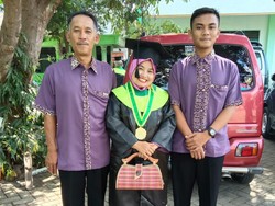 Salut, Penjual Tempe di Ponorogo Ini Berhasil Lulus S1 di Usia 42 Tahun