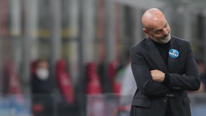 MILAN, ITALY - NOVEMBER 08:  AC Milan coach Stefano Pioli shows his dejection during the Serie A match between AC Milan and Hellas Verona FC at Stadio Giuseppe Meazza on November 8, 2020 in Milan, Italy.  (Photo by Emilio Andreoli/Getty Images)