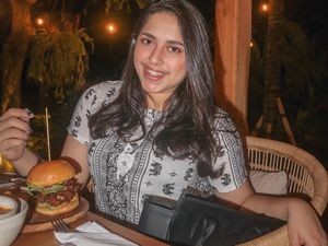 Gaya Syaima Salsabila saat Ngemil Burger dan Kentang Goreng