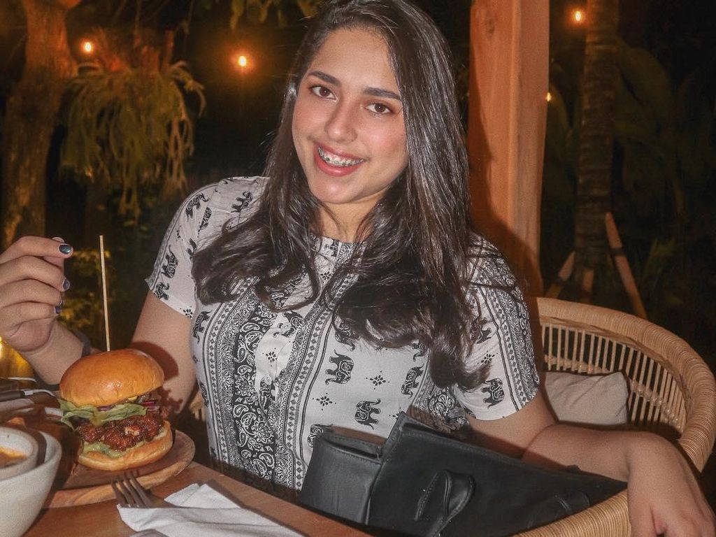 Gaya Syaima Salsabila saat Ngemil Burger dan Kentang Goreng Gaya Syaima Salsabila saat Ngemil Burger dan Kentang Goreng