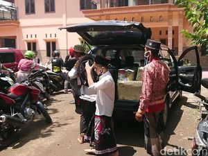 77 Positif COVID-19, Ratusan Santri Sehat di Trenggalek Mulai Dipulangkan 77 Positif COVID-19, Ratusan Santri Sehat di Trenggalek Mulai Dipulangkan