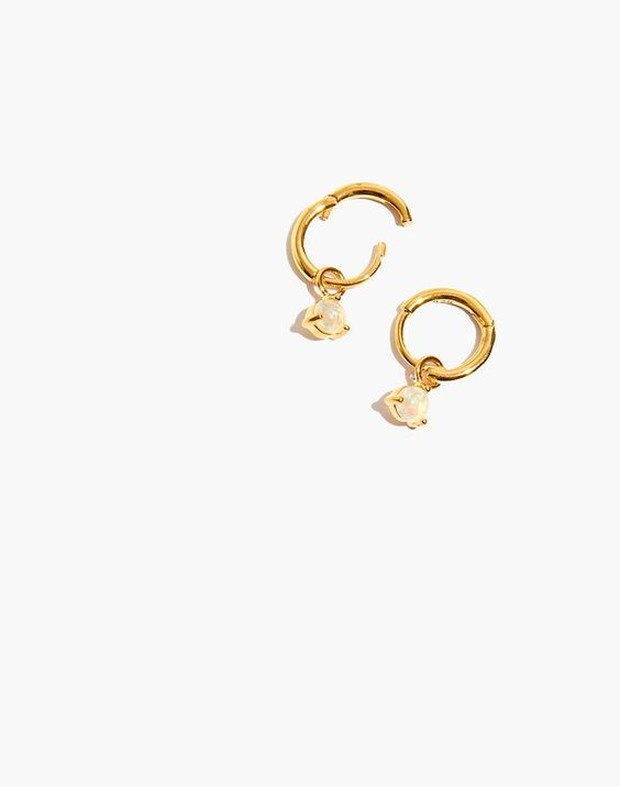 A pair hoops/pinterest.com/madewell Dari mutiara hingga aksen yang tidak biasa membuat tampilan menjadi lebih sempurna.