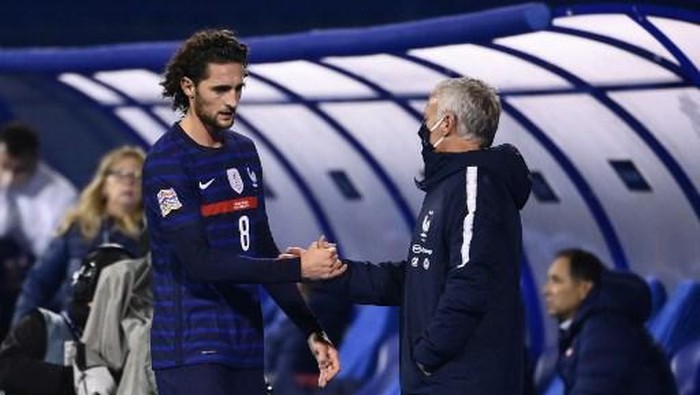 Frances midfielder Adrien Rabiot (L) shakes hands with Frances head coach Didier Deschamps  during the UEFA Nations League Group A3 football match between Croatia and France at the Maksimir Stadium in Zagreb on October 14, 2020. (Photo by FRANCK FIFE / AFP)