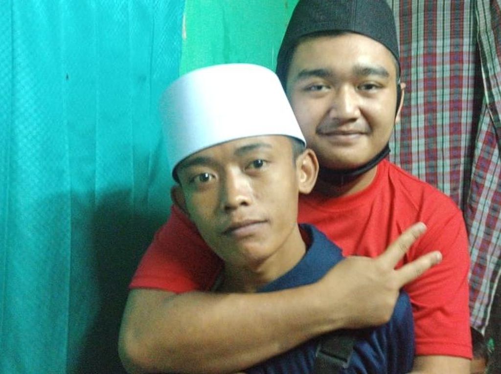 Kerinduan Akbar yang Viral Ngaji di Trotoar Terhadap Ibunya Kerinduan Akbar yang Viral Ngaji di Trotoar Terhadap Ibunya