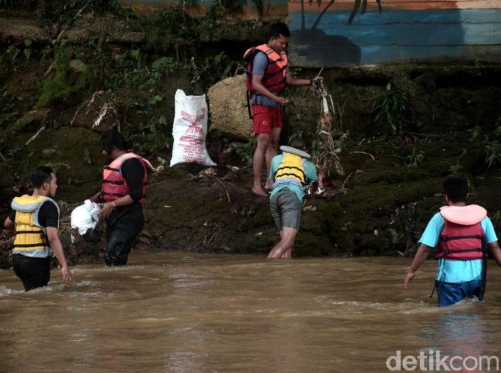 Relawan Kumpulkan 700 Kg Sampah di Sungai Ciliwung