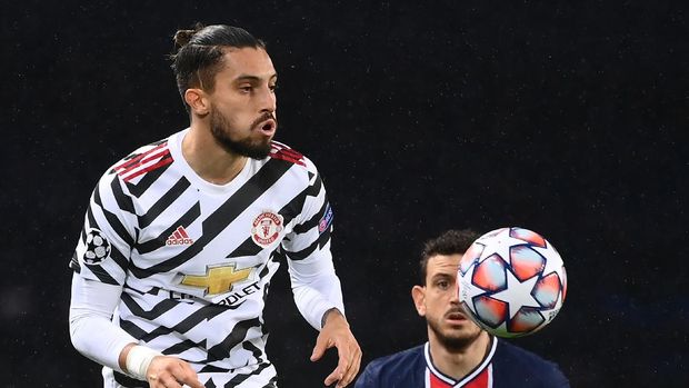 Manchester United's Brazilian defender Alex Telles (L) vies for the ball with Paris Saint-Germain's Spanish midfielder Pablo Sarabia during the UEFA Champions League Group H first-leg football match between Paris Saint-Germain (PSG) and Manchester United at the Parc des Princes stadium in Paris on October 20, 2020. (Photo by FRANCK FIFE / AFP)