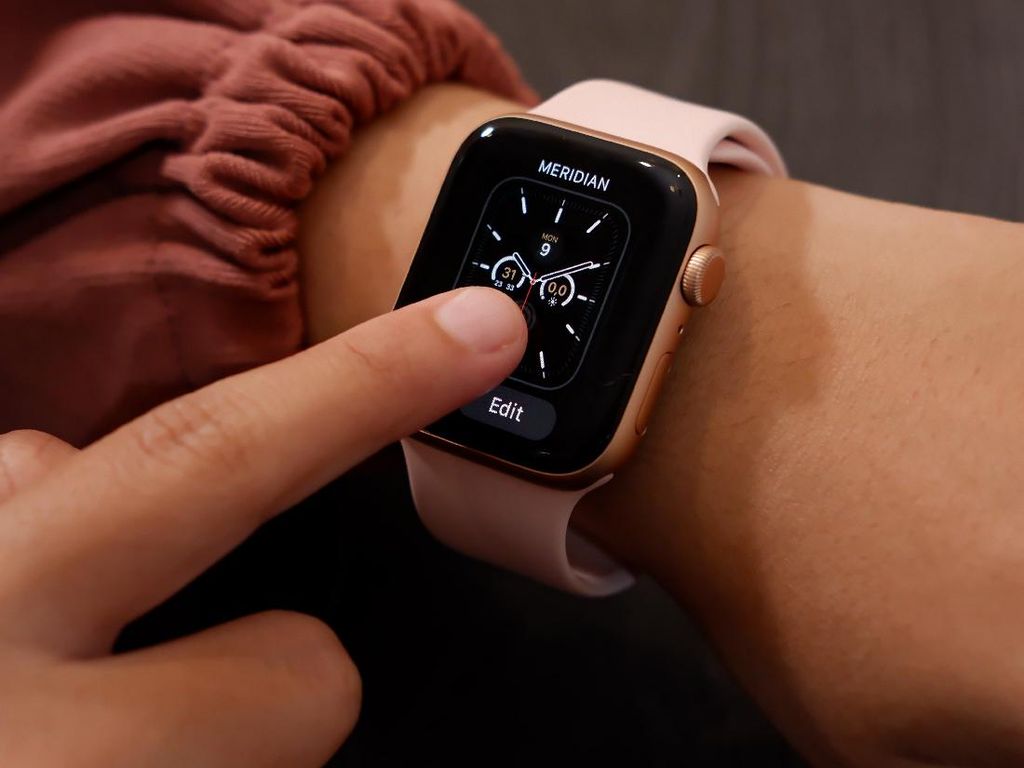 Maling Canggih Pakai Apple Watch untuk Curi Uang Rp 7,2 Miliar