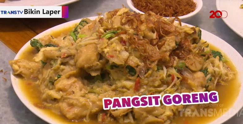 Bikin Laper! Nagihnya Makan Ayam Serundeng dan Pangsit Goreng Enak