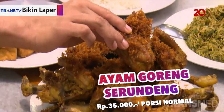 Bikin Laper! Nagihnya Makan Ayam Serundeng dan Pangsit Goreng Enak