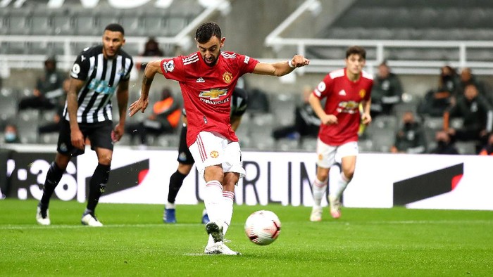 NEWCASTLE UPON TYNE, ENGLAND - OCTOBER 17: Bruno Fernandes of Manchester United takes a penalty and it is saved by Karl Darlow of Newcastle United (not pictured) during the Premier League match between Newcastle United and Manchester United at St. James Park on October 17, 2020 in Newcastle upon Tyne, England. Sporting stadiums around the UK remain under strict restrictions due to the Coronavirus Pandemic as Government social distancing laws prohibit fans inside venues resulting in games being played behind closed doors. (Photo by Alex Pantling/Getty Images)