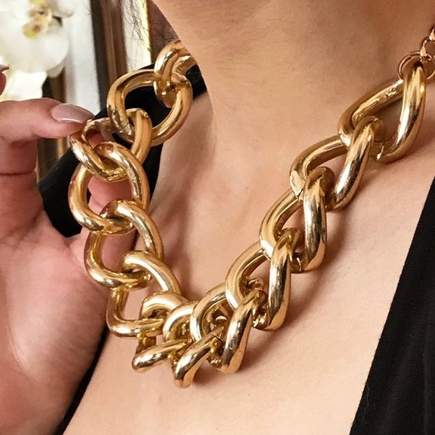 Chunky gold necklace/pinterest.com/glamduchess Mudah untuk dipadupadankan dengan fashion item lainnya.